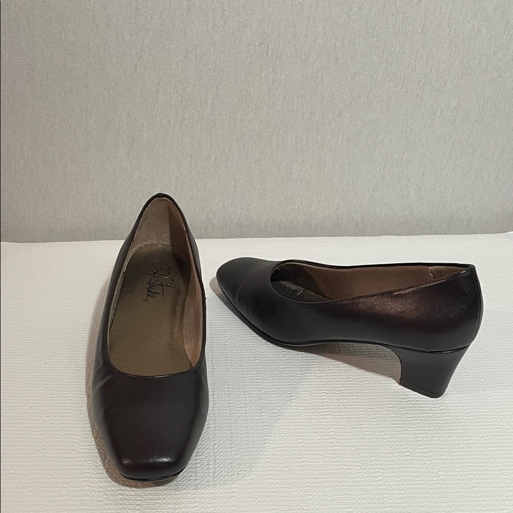 Life Stride, jade style Classic Black Leather Pumps. Size 8.5